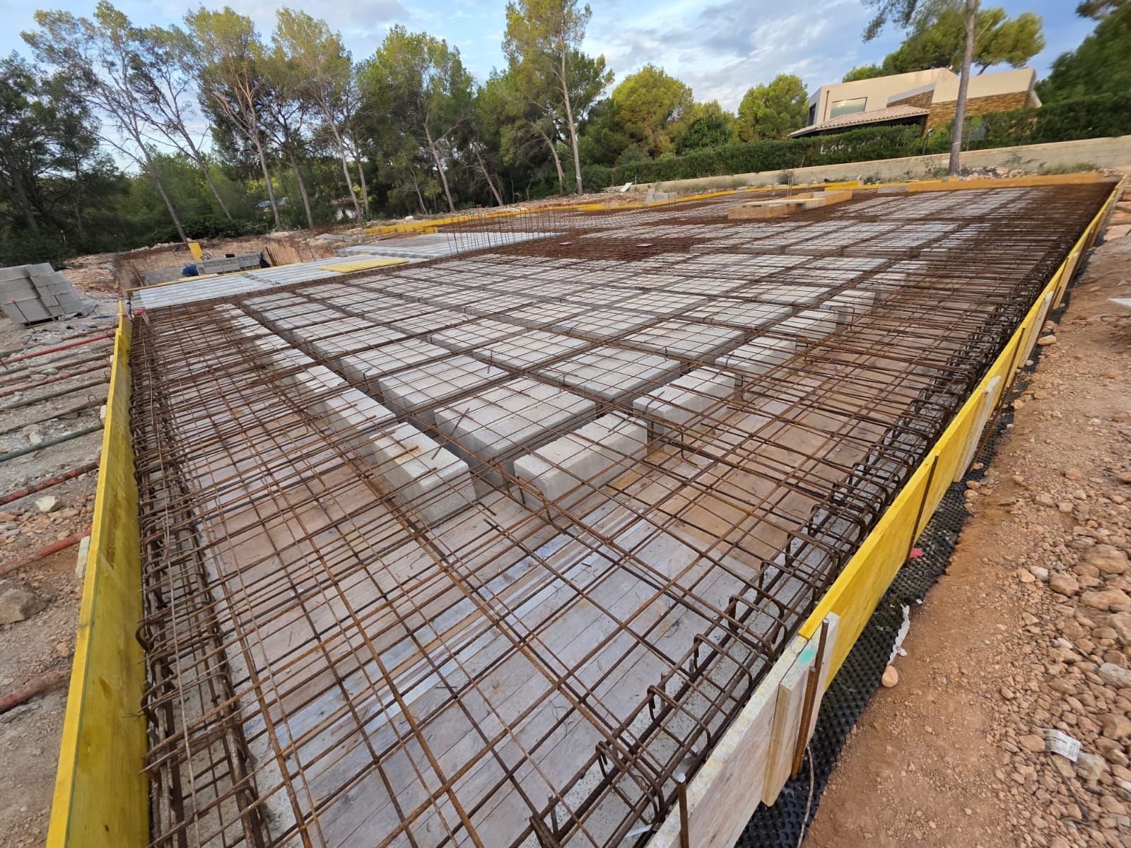 Técnico de Construcciones Girona revisando con un cliente un presupuesto cerrado por capítulos sobre la mesa de una vivienda