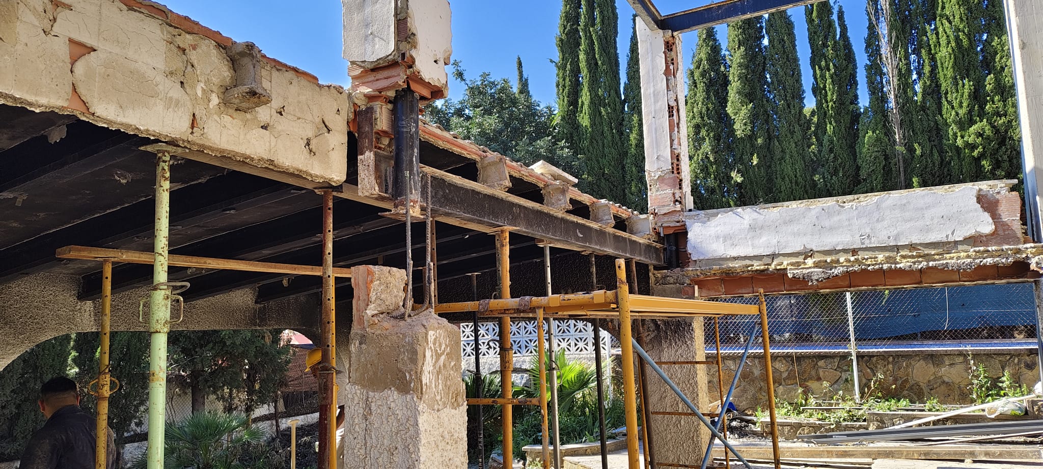 Operario instalando una nueva red de fontanería y electricidad sobre un forjado de vigueta en un piso del Barri Vell de Girona