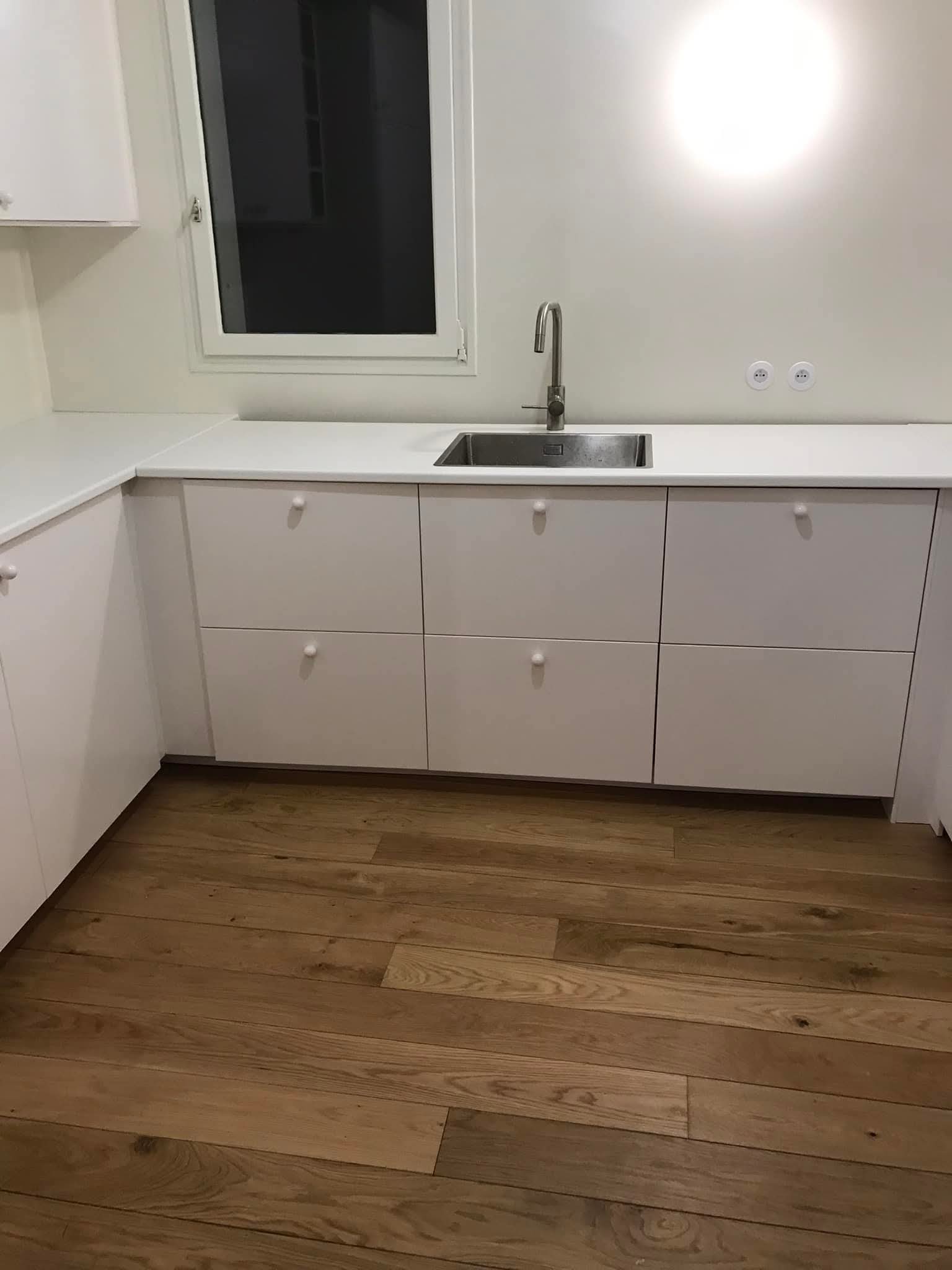 Obra de reforma de cocina protegida con plásticos y protección de suelos en el resto del piso