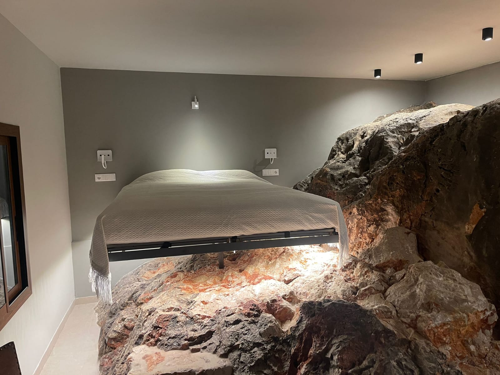 Masía de piedra del Empordà rehabilitada con cubierta de teja árabe y muros de mampostería