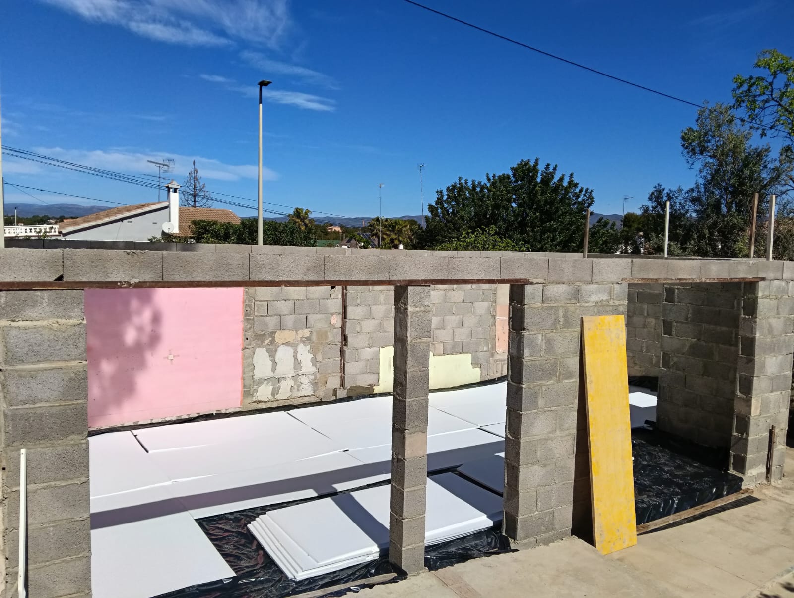 Colocación de aislamiento por el interior con trasdosado en la reforma de una vivienda antigua en Girona