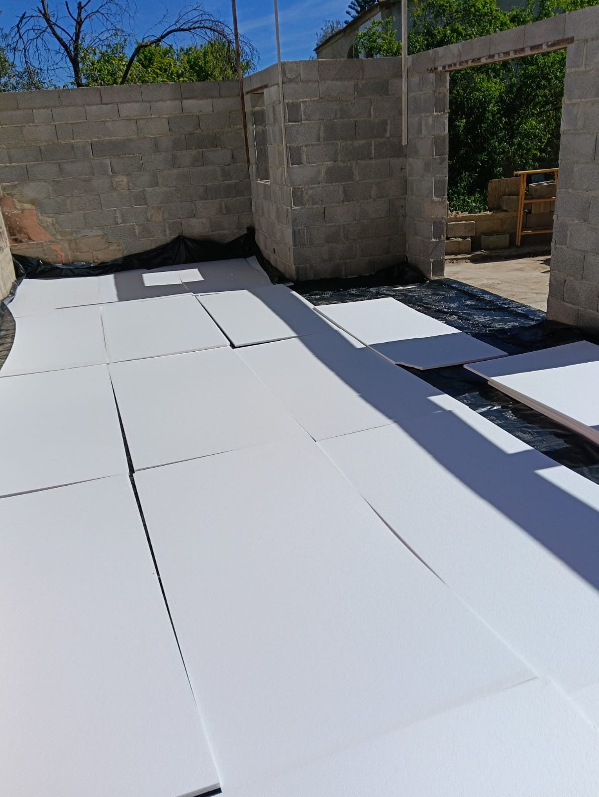 Instalación de suelo radiante durante la rehabilitación del interior de una vivienda de piedra en Girona