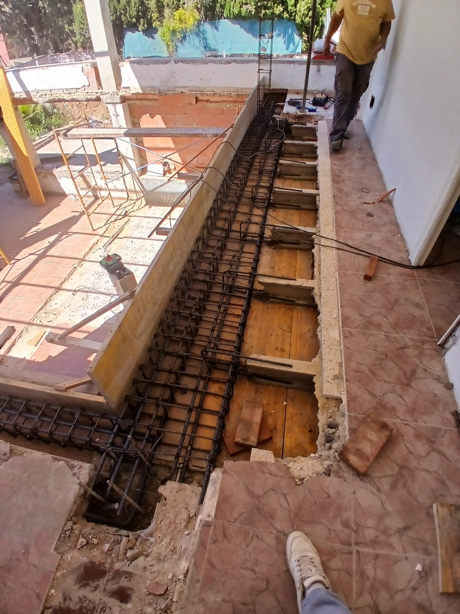 Detalle de suelo de baldosa hidráulica restaurada y molduras de escayola conservadas en la reforma de un piso antiguo de Girona