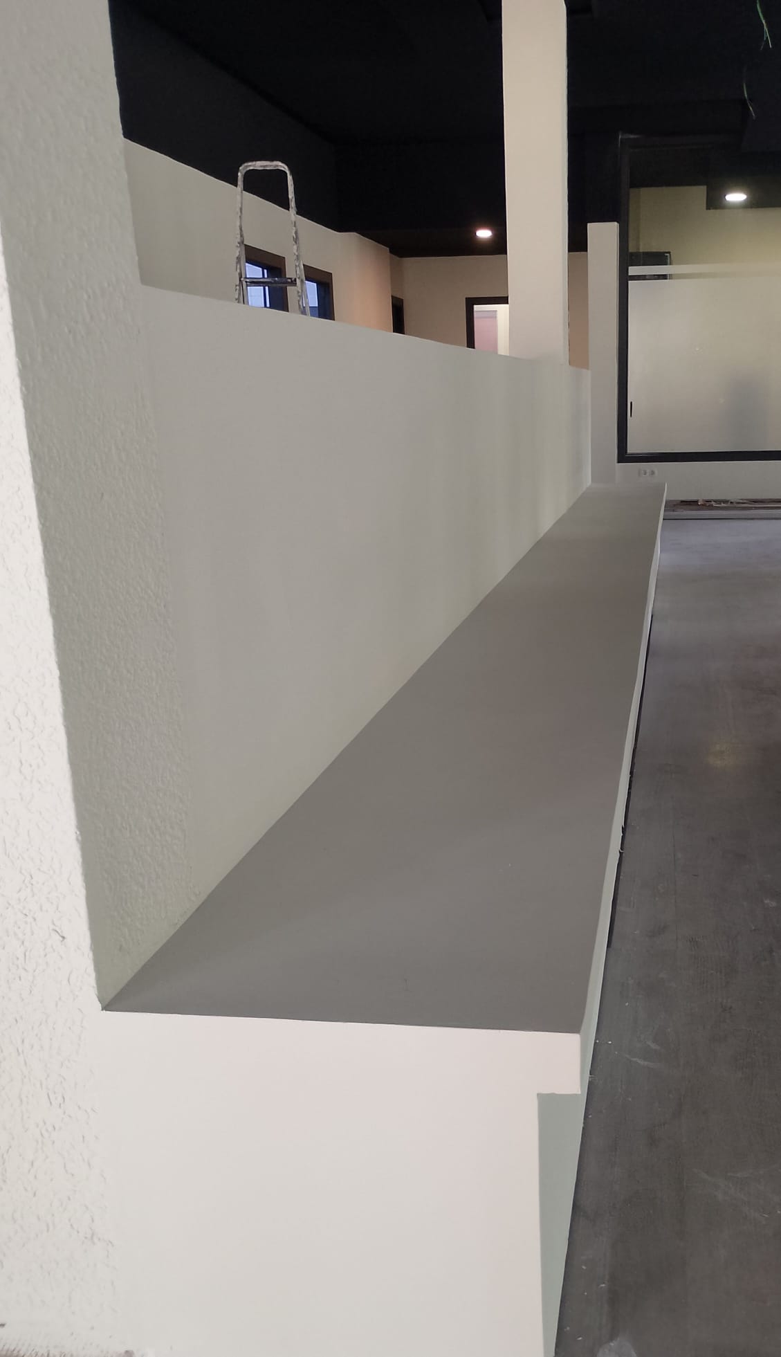 Técnico de la constructora tomando medidas en una vivienda durante la visita para elaborar el presupuesto