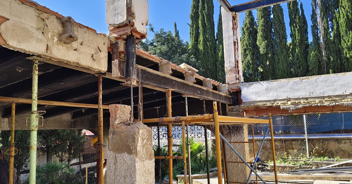 Detalle de una grieta diagonal a 45 grados en la esquina de una ventana, señal de asentamiento